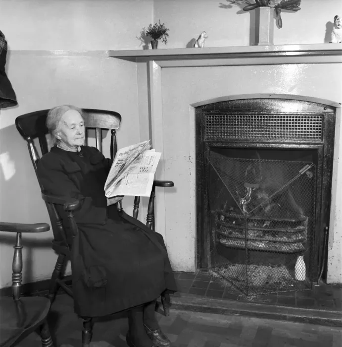 Framed Print : Women chat, share a cup of tea and read the newspapers at a womens lodging house Framed Print : Women chat, share a cup of tea and read the newspapers at a womens lodging house