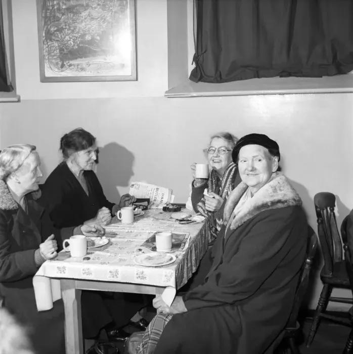 Framed Print : Women chat, share a cup of tea and read the newspapers at a womens lodging house Framed Print : Women chat, share a cup of tea and read the newspapers at a womens lodging house