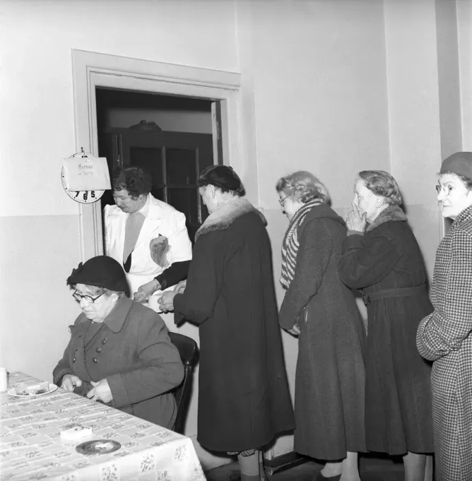 Framed Print : Women chat, share a cup of tea and read the newspapers at a womens lodging house
