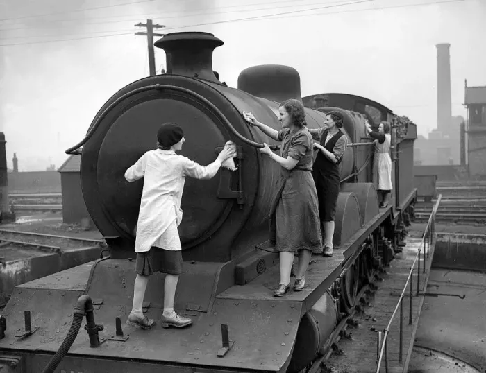 Framed Print : Women Engine Cleaners during WW2 - 1941 Women doing mens jobs during the war