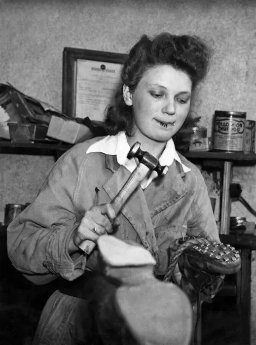 Framed Print : Women Industry 1940 s. Usually Sylvia Smith, 21 yrs ols woman cobblar os Crowe sings Framed Print : Women Industry 1940 s. Usually Sylvia Smith, 21 yrs ols woman cobblar os Crowe sings
