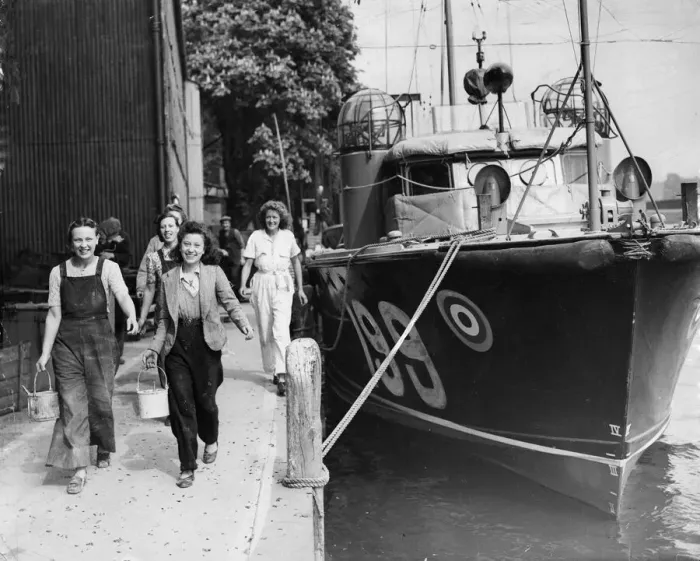 Framed Print : Women at John I Thorneycroft & Co, Hampton Launch Works