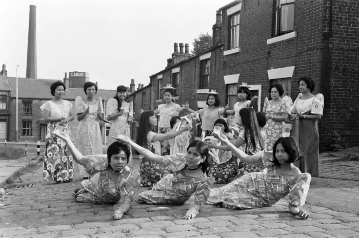 Framed Print : Women from Manila, who work in a Mill in Rochdale, Lancashire Framed Print : Women from Manila, who work in a Mill in Rochdale, Lancashire