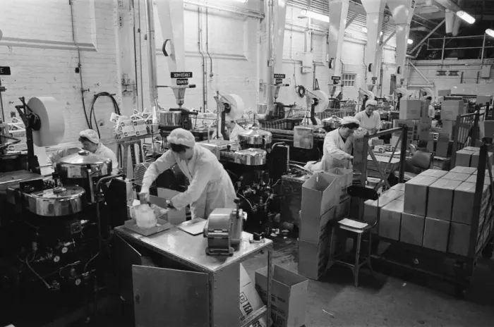 Framed Print : Women on the night shift at the J Lyons factory in Greenford, producing tea bags Framed Print : Women on the night shift at the J Lyons factory in Greenford, producing tea bags