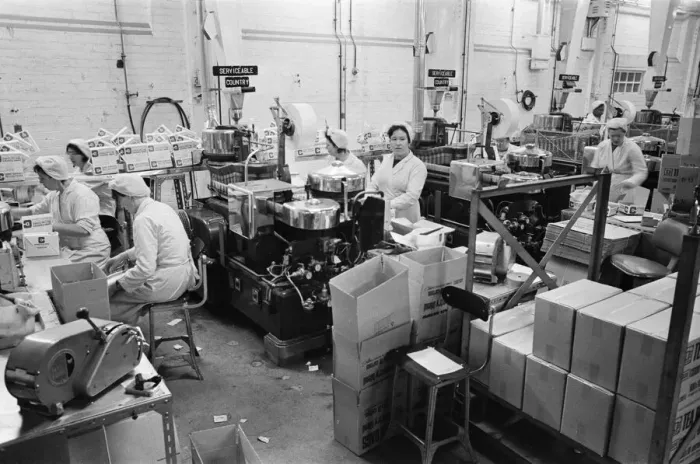 Framed Print : Women on the night shift at the J Lyons factory in Greenford, producing tea bags Framed Print : Women on the night shift at the J Lyons factory in Greenford, producing tea bags