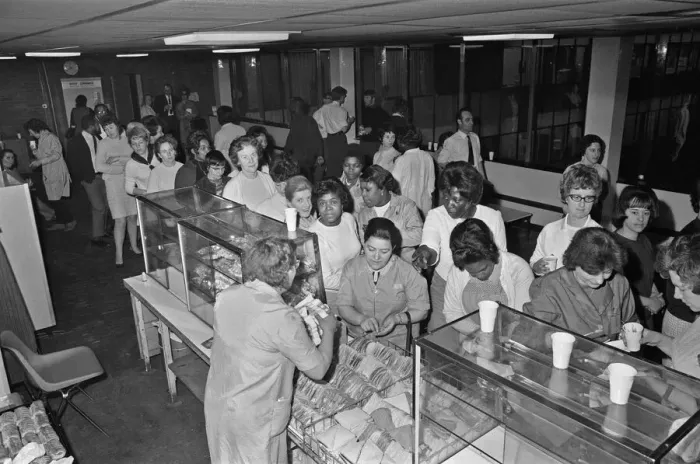 Framed Print : Women night workers at Texas Instruments Ltd in Bedford queue for a sandwich Framed Print : Women night workers at Texas Instruments Ltd in Bedford queue for a sandwich