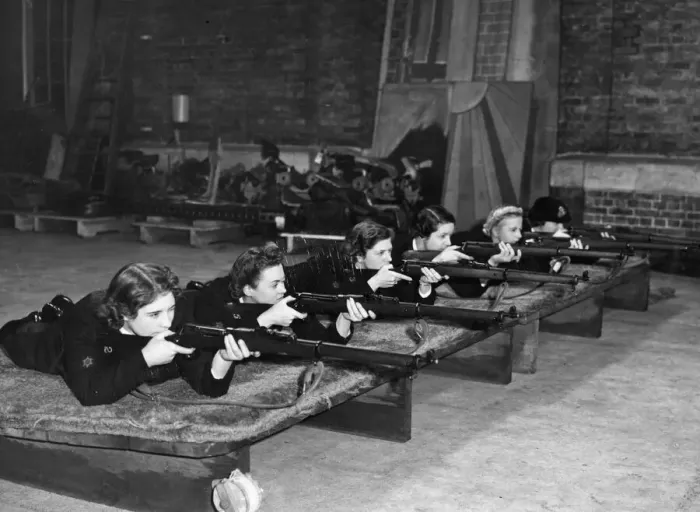 Framed Print : Women Royal Navy Service training at the rifle range during the Second World War Framed Print : Women Royal Navy Service training at the rifle range during the Second World War