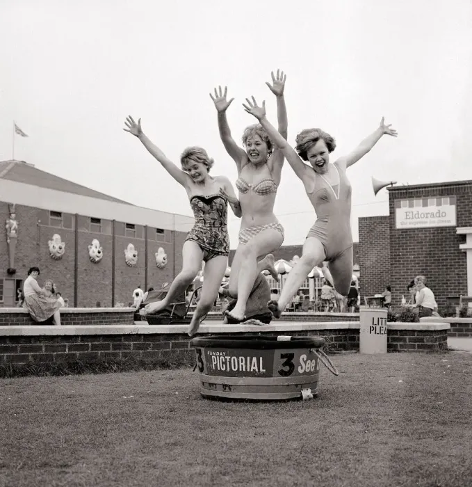 Framed Print : Women taking part in a Sunday pictorial sponsored Tub Race at Butlins Holiday Camp