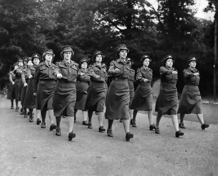 Framed Print : Womens Territorial Army. Camp at Farnley Park near Otley, Yorkshire