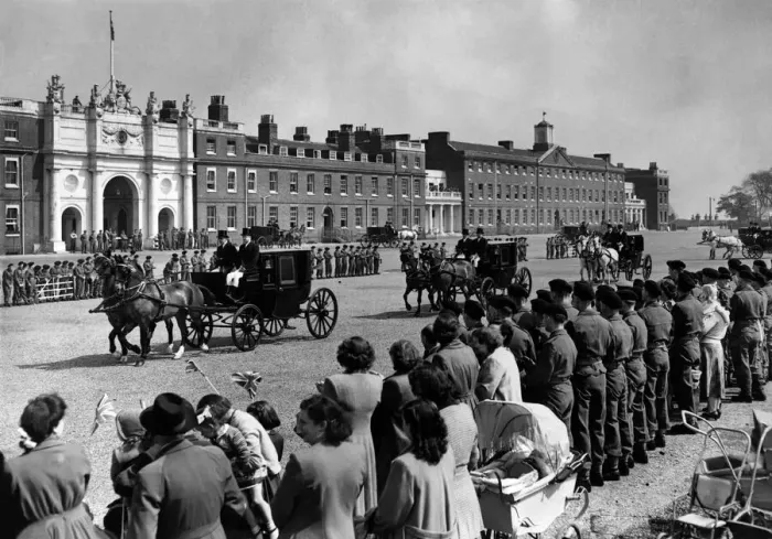 Framed Print : Woolwich: General view showing horses walking between ranks of cheering troops Framed Print : Woolwich: General view showing horses walking between ranks of cheering troops