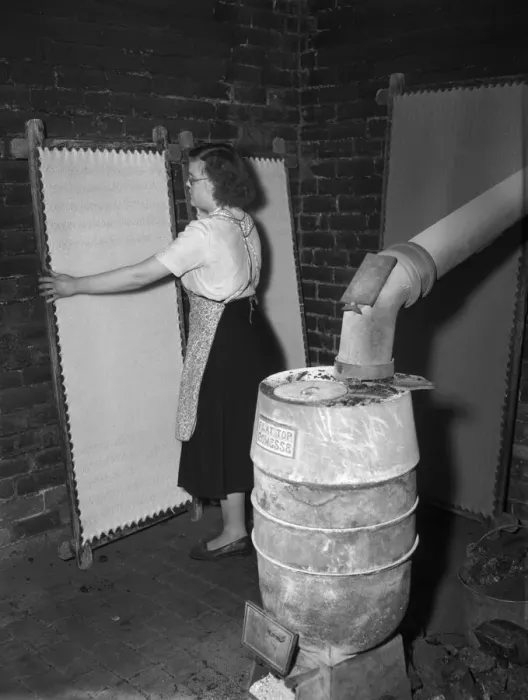 Framed Print : A worker at The Shawl Factory of GH Hurt and Son in Nottingham seen here laying out