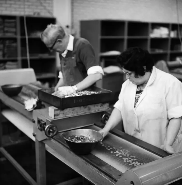 Framed Print : Workers at the Birmingham Mint, Birmingham, West Midlands. October 1967 Framed Print : Workers at the Birmingham Mint, Birmingham, West Midlands. October 1967