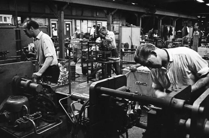 Framed Print : Workers casting moulds on the shop floor of the G. E. C. Foundry, Electric Avenue, Witton