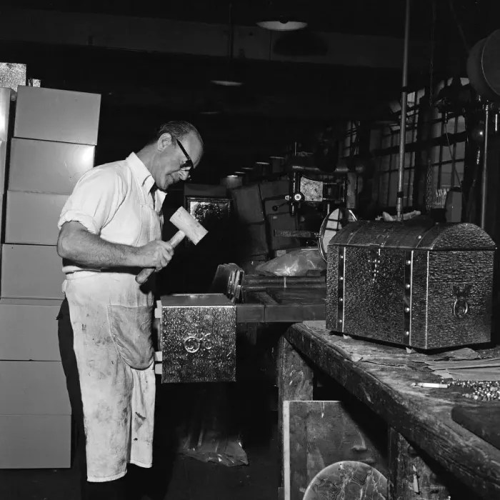 Framed Print : Workers at a decorative metalware works in Birmingham, West Midlands. 5th October 1967 Framed Print : Workers at a decorative metalware works in Birmingham, West Midlands. 5th October 1967