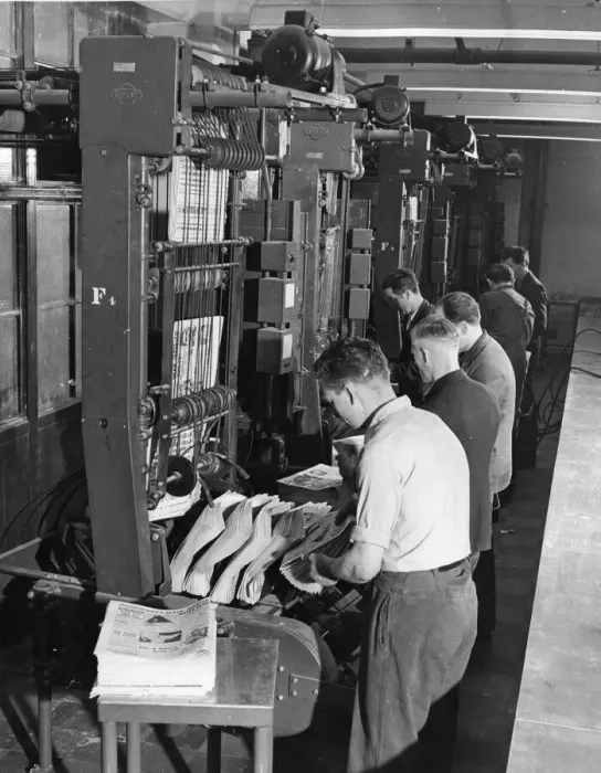 Framed Print : Workers on the publishing floor of the Stamford Street building counting the finished Framed Print : Workers on the publishing floor of the Stamford Street building counting the finished