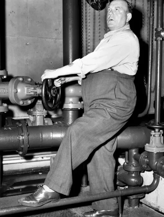 Framed Print : Workman: Man who turns on the pumps for the Trafalgar Square fountains. 1957 A88-009