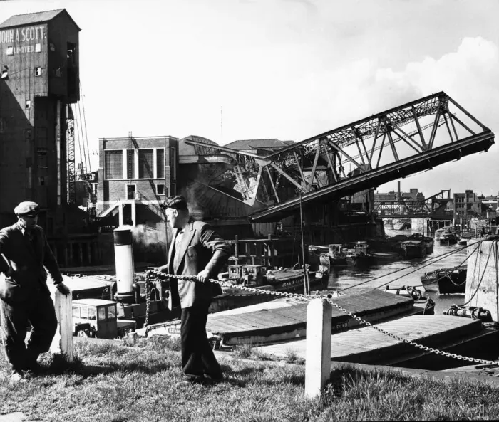 Framed Print : Workman repair the railings on Victoria Dock basin as in the background the new Drypool