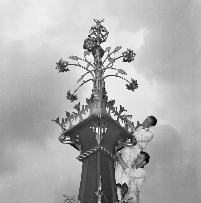 Framed Print : A workmen cleaning the finial of the Queen Elizabeth Tower part of the major overhaul of Framed Print : A workmen cleaning the finial of the Queen Elizabeth Tower part of the major overhaul of