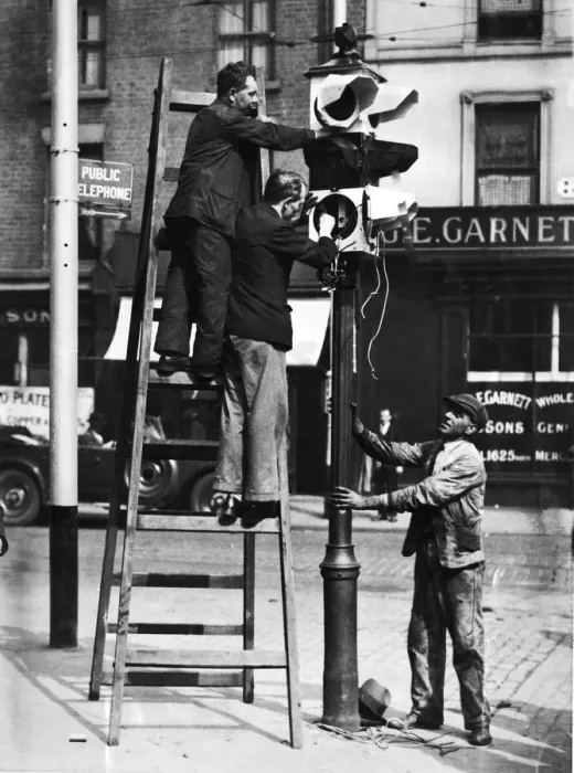 Framed Print : Workmen fixing one of the new ATM Traffic Controls at the junction of Islington Framed Print : Workmen fixing one of the new ATM Traffic Controls at the junction of Islington