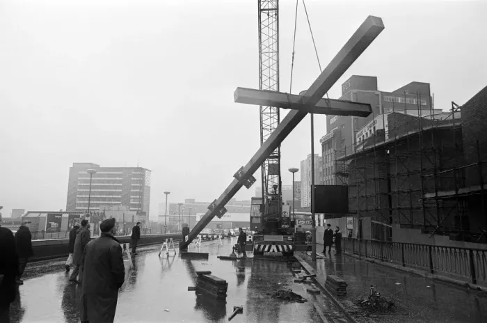 Framed Print : Workmen moving Britains tallest free-standing cross into position at Carrs Lane Framed Print : Workmen moving Britains tallest free-standing cross into position at Carrs Lane