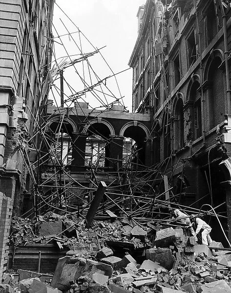 Workmen search the remains of St Thomass Hospital London after a WW2 air attack 1940