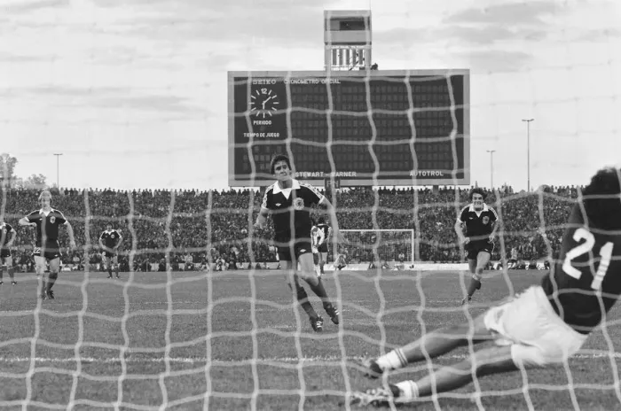 Framed Print : World Cup 1978, Argentina. Scotland 1 v. Peru 3. Don Masson misses a crucial Framed Print : World Cup 1978, Argentina. Scotland 1 v. Peru 3. Don Masson misses a crucial