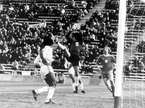 World Cup 1978. Peru v Poland. Peruvian goalkeeper Ramon Quiroga jumps to collect