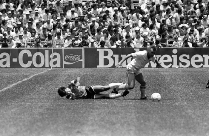Framed Print : World Cup 1986 England 1 Argentina 2 Quarter finals Peter Reid (white Framed Print : World Cup 1986 England 1 Argentina 2 Quarter finals Peter Reid (white