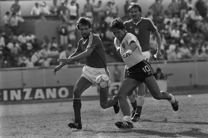 Framed Print : World Cup 1986 England 3 Poland 0 Gary Lineker looking dangerous for England