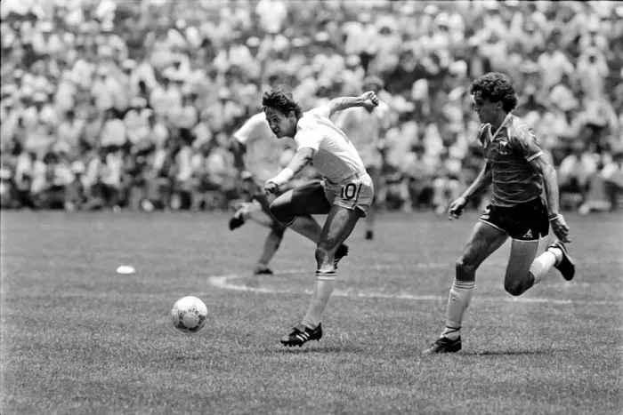 Framed Print : World Cup 1986 Quarter final England 1 Argentina 2 Gary Lineker fires a shot