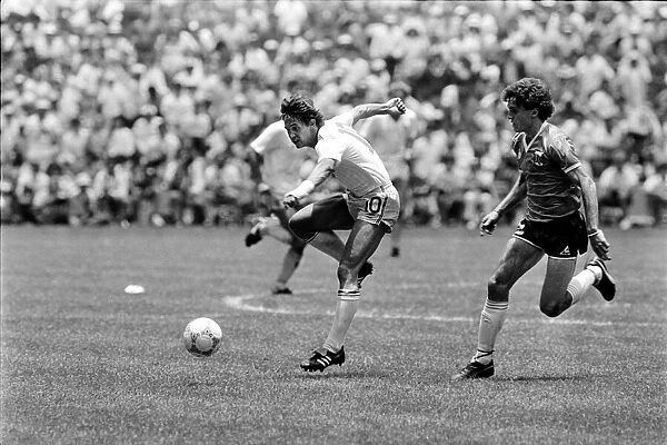 World Cup 1986 Quarter final England 1 Argentina 2 Gary Lineker fires a shot