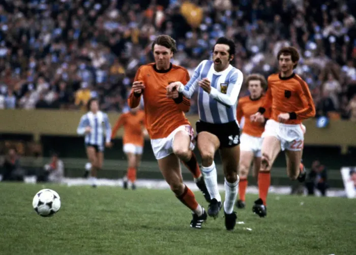Framed Print : World Cup Final Holland v Argentina Leopoldo Luque of Argentina tries to find away