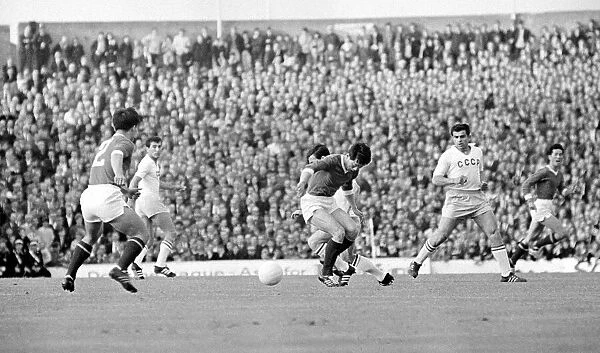 World Cup North Korea versus Russia 13th July 1966 W6706 Russian player is tackled