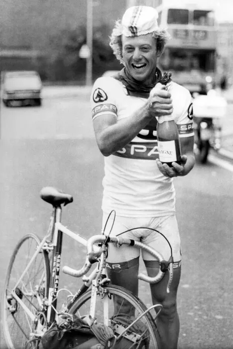 Framed Print : Around the world cyclist Nick Sanders arrives back in Manchester after his seventy nine