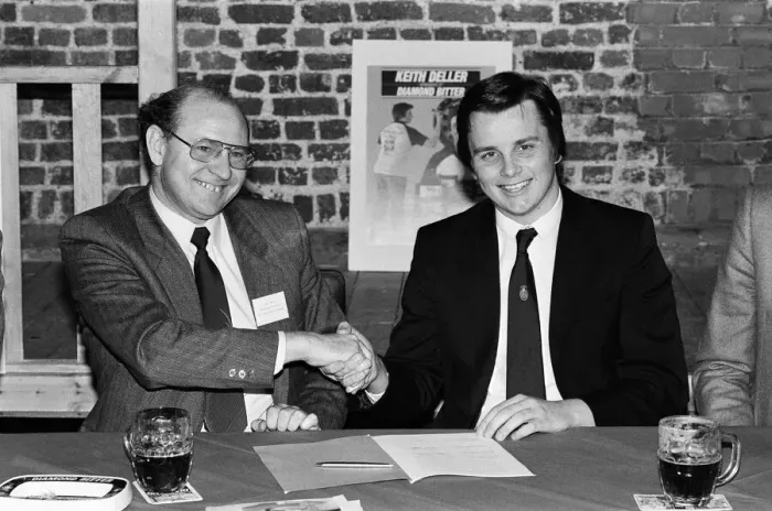 Framed Print : World Darts Champion Keith Deller signs a new contract with Double Diamond Framed Print : World Darts Champion Keith Deller signs a new contract with Double Diamond