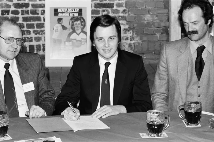 Framed Print : World Darts Champion Keith Deller signs a new contract with Double Diamond Framed Print : World Darts Champion Keith Deller signs a new contract with Double Diamond