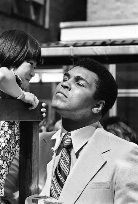 Framed Print : World Heavy-weight boxing champion Muhammad Ali with a little girl from Great Ormond