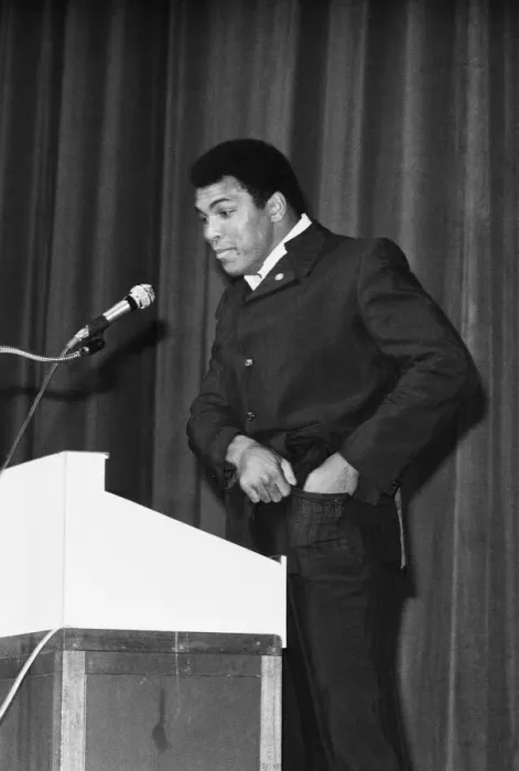 Framed Print : World Heavyweight boxing champion Muhammad Ali held his first public speaking in England Framed Print : World Heavyweight boxing champion Muhammad Ali held his first public speaking in England