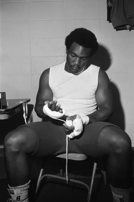 Framed Print : World heavyweight champion George Foreman during a training session at Hayward Boys Club Framed Print : World heavyweight champion George Foreman during a training session at Hayward Boys Club
