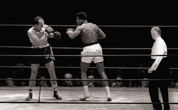 World heavyweight title fight between American champion Cassius Clay