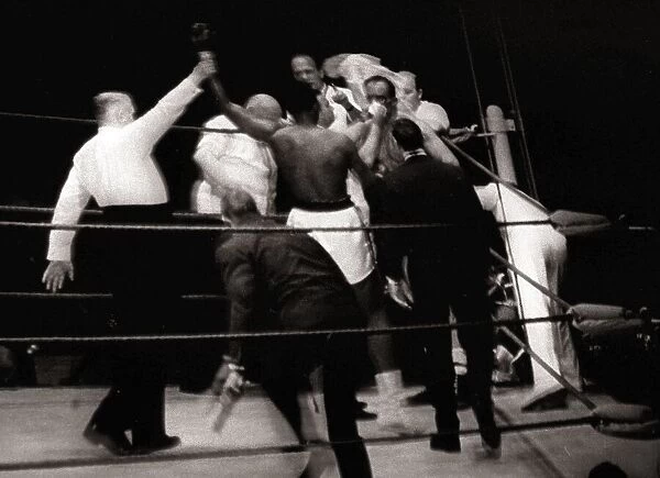 World heavyweight title fight between American champion Cassius Clay