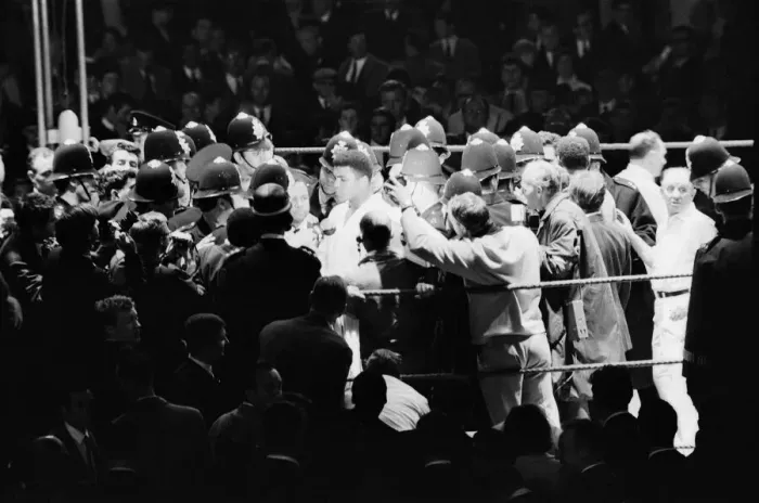 Framed Print : World heavyweight title fight between American champion Muhammad Ali