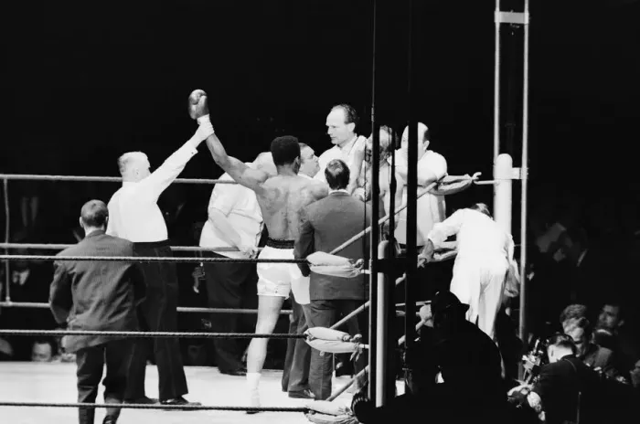 Framed Print : World heavyweight title fight between American champion Muhammad Ali