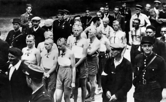 Framed Print : World War II: French men and women, accused of collaborating with the Germans during Framed Print : World War II: French men and women, accused of collaborating with the Germans during