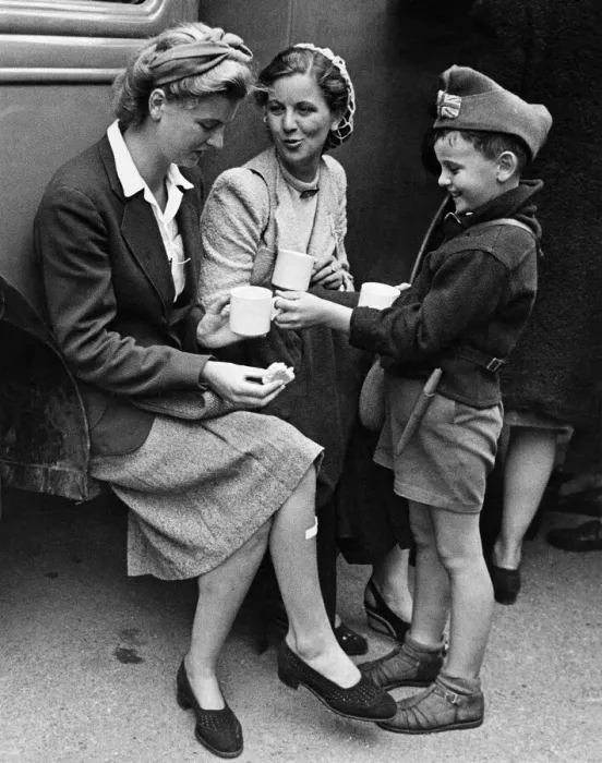 Framed Print : World War II: P. O. W. S. Among the repatriated prisoners from Vittel who arrived Framed Print : World War II: P. O. W. S. Among the repatriated prisoners from Vittel who arrived