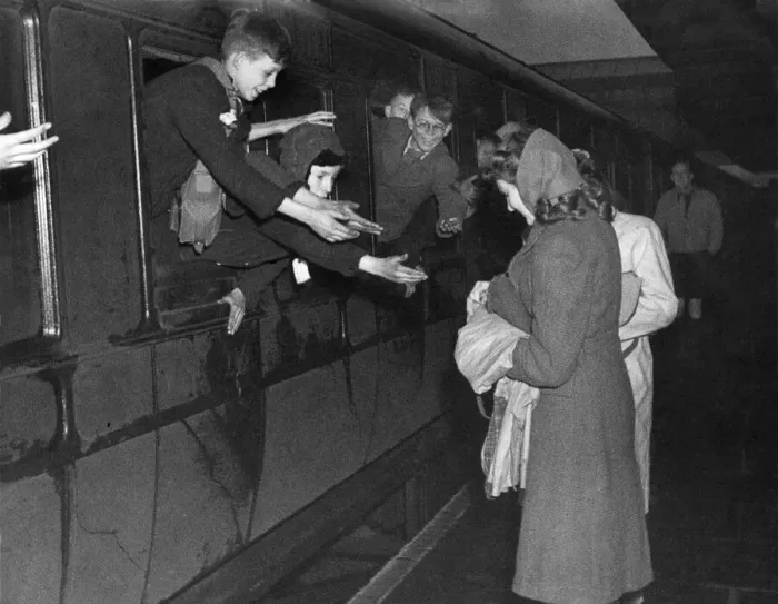 Framed Print : World War II Refugees. First of the Dutch children evacuees arriving at Coventry station