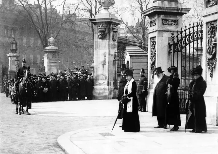 Framed Print : World War One - Queen Alexandra stands outside the gates of Buckingham Palace to receive Framed Print : World War One - Queen Alexandra stands outside the gates of Buckingham Palace to receive