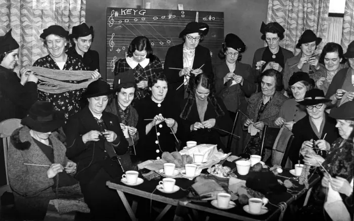 Framed Print : World War Two - Second World War - North country women are helpiing the men in Framed Print : World War Two - Second World War - North country women are helpiing the men in