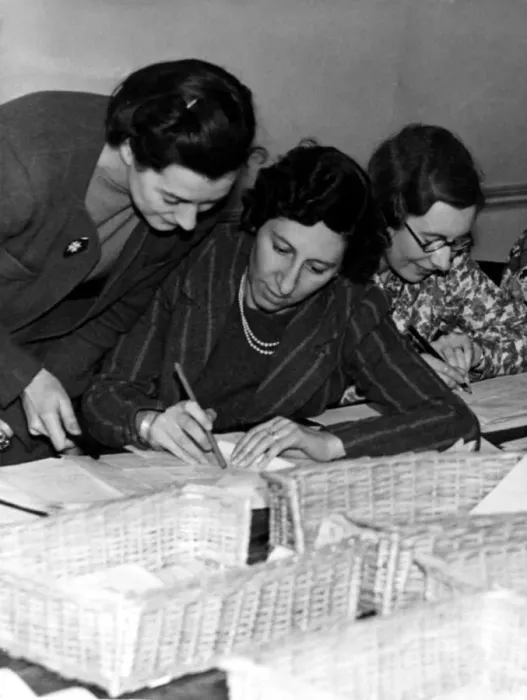 Framed Print : World War Two - Second World War - Voluntary workers prepare ration cards at the Food Framed Print : World War Two - Second World War - Voluntary workers prepare ration cards at the Food