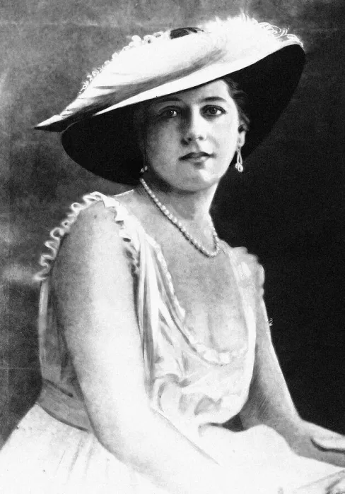 Framed Print : World War One spy Mata Hari who was executed in 1917. Circa 1915